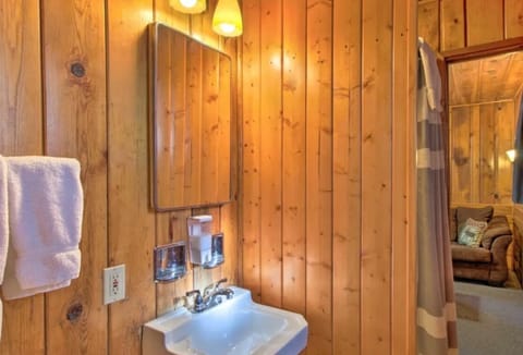 Romantic Cabin | Bathroom | Shower, towels