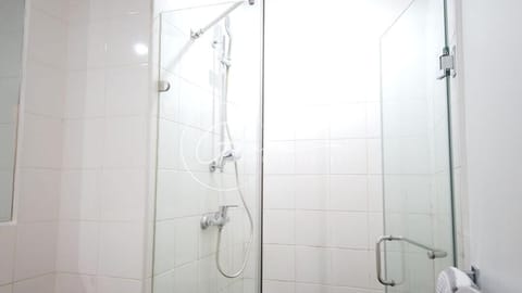 Luxury Apartment | Bathroom | Shower, rainfall showerhead, free toiletries, towels