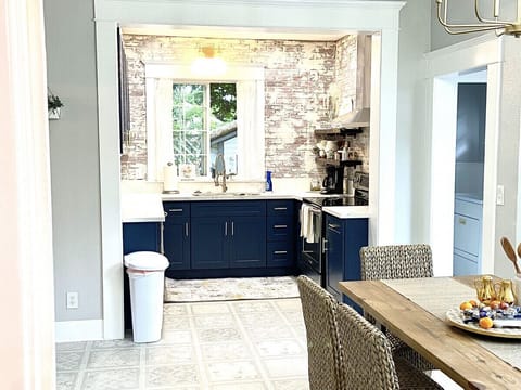 This kitchen has counters for days! And they're beautiful. Win-win!