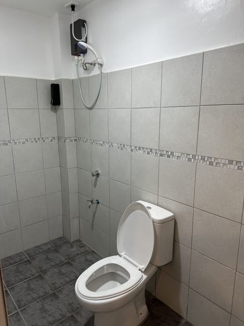 Combined shower/tub, bidet, towels, soap