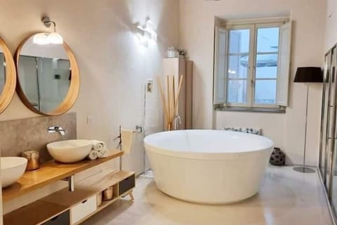 Superior Room | Bathroom | Hair dryer, bidet, towels, soap