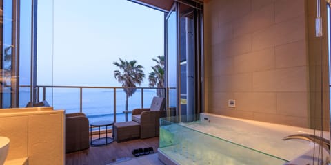 Luxury Double Room | Bathroom | Jetted tub, rainfall showerhead, designer toiletries, hair dryer