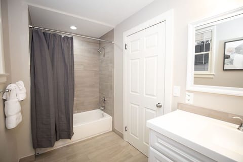 Apartment, Multiple Beds, Kitchen, Garden View (1536 10th Ave - Upper) | Bathroom | Designer toiletries, towels