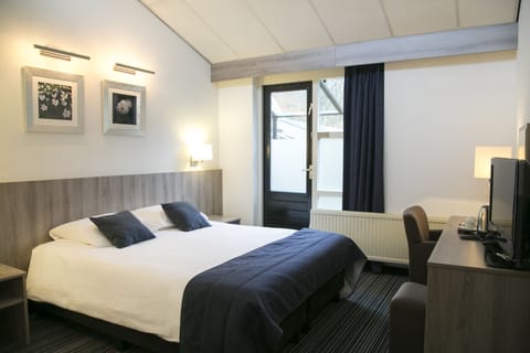 Desk, blackout drapes, iron/ironing board, free WiFi