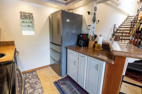 Premium House | Private kitchen | Fridge, microwave, stovetop, coffee/tea maker