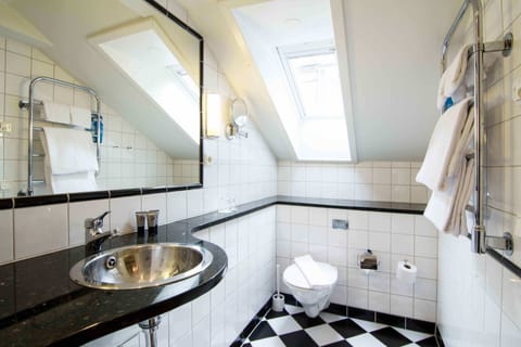 Deluxe Double Room | Bathroom | Eco-friendly toiletries, hair dryer, towels