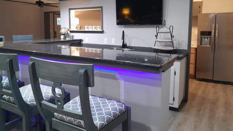 Full-size granite bar, with 6 seats and smart TV