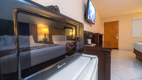 Deluxe Room, 2 Queen Beds | Microwave