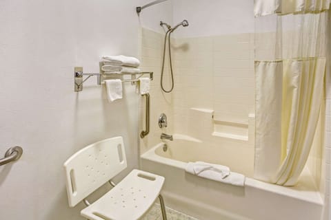 Deluxe Room, 1 Queen Bed, Accessible, Non Smoking (Mobility Accessible) | Bathroom | Combined shower/tub, hair dryer, towels