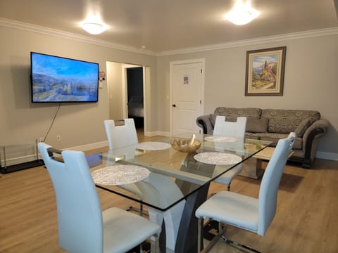 Family Suite, 2 Bedrooms, Kitchen | In-room dining