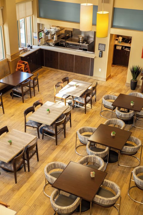 Breakfast and dinner served, golf course views