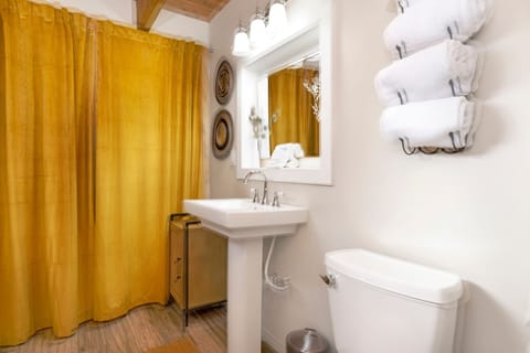 Cabin, 2 Bedrooms | Bathroom | Towels