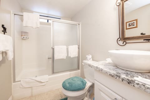 Cabin, 2 Bedrooms | Bathroom | Towels