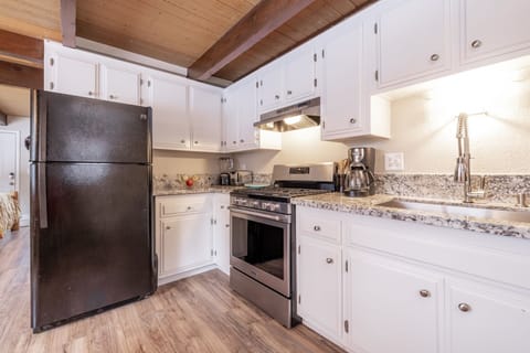 Cabin, 2 Bedrooms | Private kitchen | Fridge, oven, coffee/tea maker, toaster