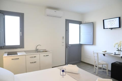 Deluxe Double Room, 1 Bedroom | Private kitchen | Fridge, stovetop