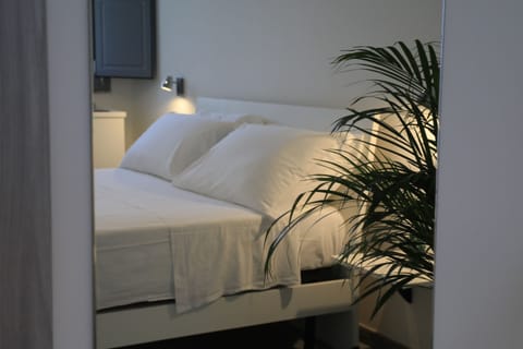 Egyptian cotton sheets, premium bedding, in-room safe, desk