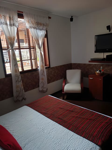 Deluxe Room | In-room safe, desk, iron/ironing board, free WiFi