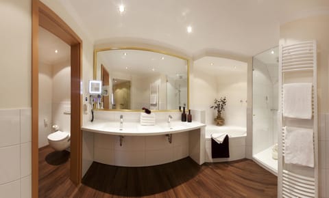 Suite (Royal) | Bathroom | Free toiletries, hair dryer, towels, soap