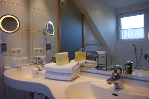 Suite (Bayern) | Bathroom | Free toiletries, hair dryer, towels, soap