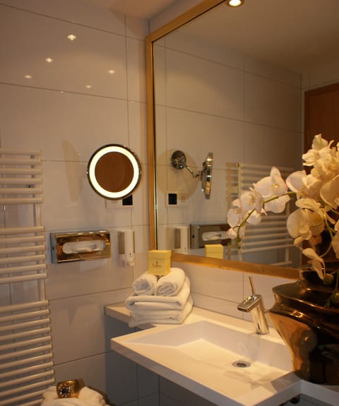 Comfort Double Room, Balcony, Garden View (Linderhof) | Bathroom | Free toiletries, hair dryer, towels, soap
