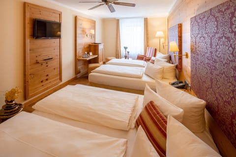 Deluxe Quadruple Room (Herrenchiemsee) | Hypo-allergenic bedding, pillowtop beds, minibar, in-room safe