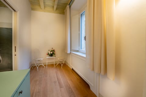 Luxury Suite | Bathroom | Separate tub and shower, deep soaking tub, rainfall showerhead