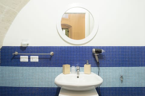 Superior Room | Bathroom | Shower, rainfall showerhead, free toiletries, hair dryer