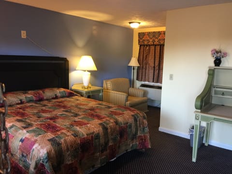 Standard Room, 1 King Bed | Blackout drapes, soundproofing, iron/ironing board, free WiFi
