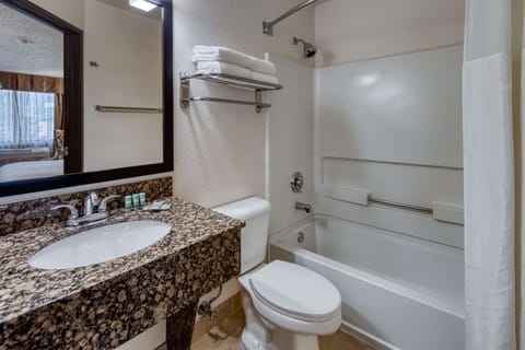 Combined shower/tub, free toiletries, hair dryer, towels