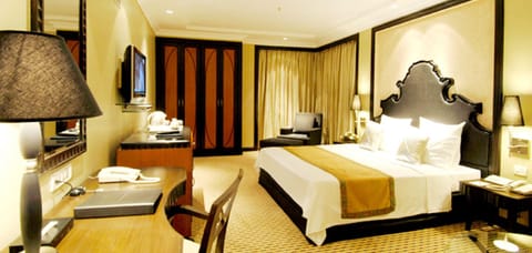 Executive Room, 1 King Bed | Premium bedding, Select Comfort beds, minibar, in-room safe