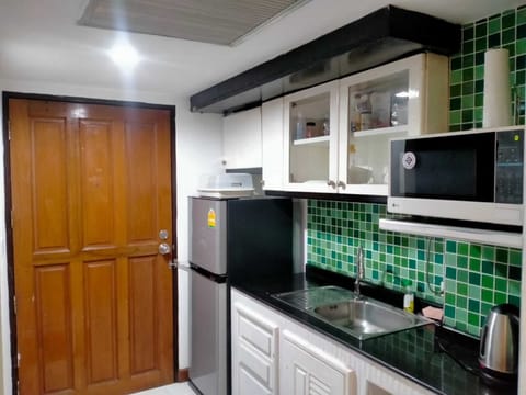 Standard Studio | Private kitchen | Fridge, microwave, electric kettle, dining tables