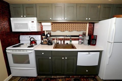 Condo, 1 Bedroom | Private kitchen | Fridge, oven, coffee/tea maker, toaster
