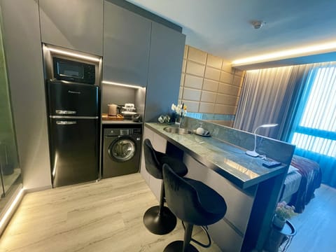 Panoramic Studio Suite | Private kitchen | Microwave, oven, stovetop, griddle