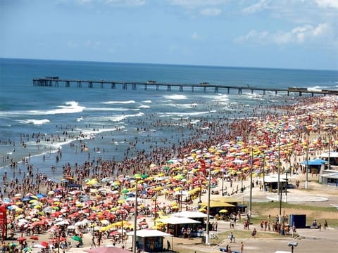 Beach nearby, white sand, beach bar