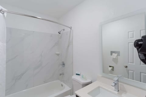 Standard Room, 1 King Bed, Non Smoking | Bathroom | Combined shower/tub, hydromassage showerhead, eco-friendly toiletries