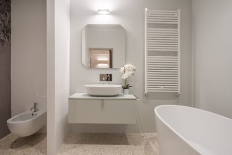 Suite (Rose vista Campiello) | Bathroom | Hair dryer, bathrobes, slippers, bidet