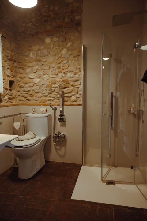 Deluxe Quadruple Room | Bathroom | Shower, rainfall showerhead, free toiletries, hair dryer