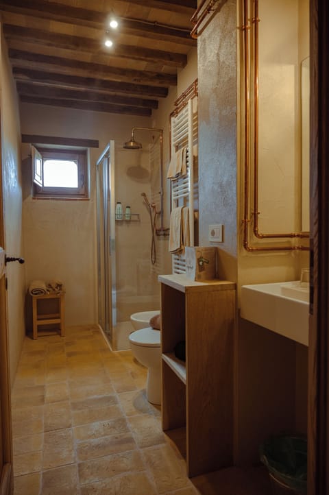 Deluxe Quadruple Room | Bathroom | Shower, rainfall showerhead, free toiletries, hair dryer