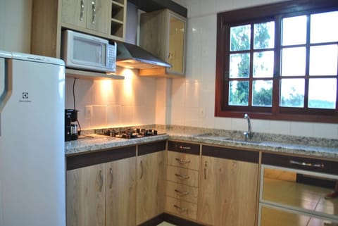 Apartamento 101 | Private kitchen | Fridge, microwave, cookware/dishes/utensils