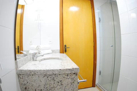 Apartamento 103 | Bathroom | Shower, towels