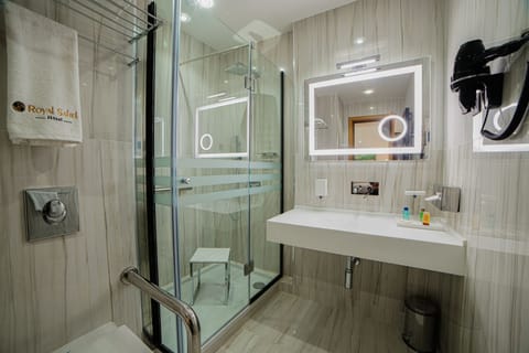 Deluxe Single Room | Bathroom | Shower, hydromassage showerhead, hair dryer, heated floors