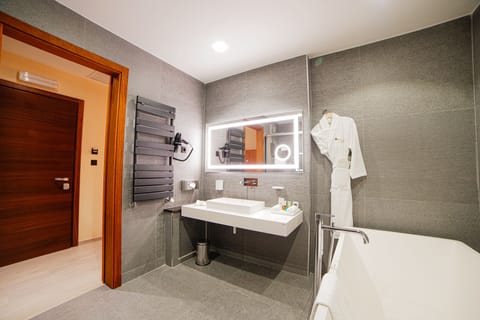 Senior Suite | Bathroom | Shower, hydromassage showerhead, hair dryer, heated floors