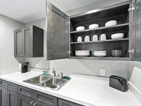 Family Suite | Private kitchen | Full-size fridge, microwave, oven, stovetop