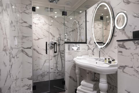 Superior Double Room (Pantheon) | Bathroom shower