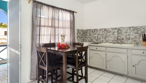 Junior Apartment | Private kitchen | Full-size fridge, microwave, oven, coffee/tea maker