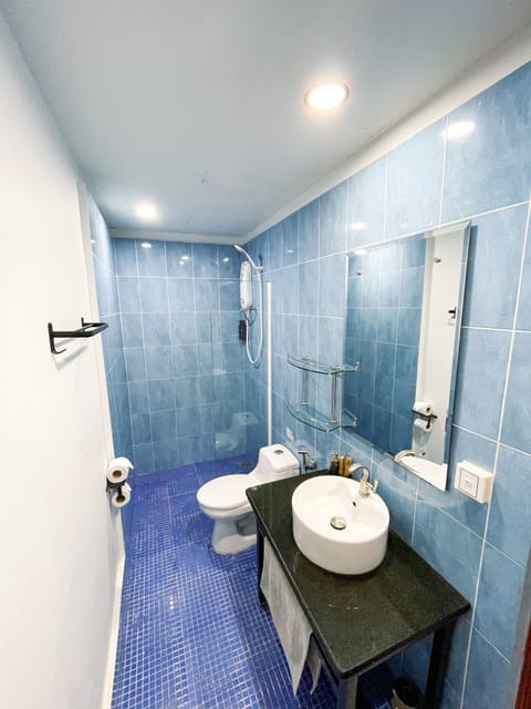 Standard Double Room | Bathroom | Free toiletries, towels, soap, shampoo