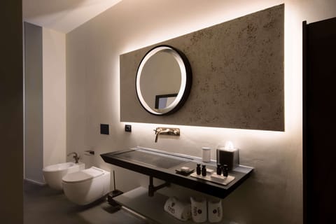 Executive Room | Bathroom | Hair dryer, slippers, bidet, towels