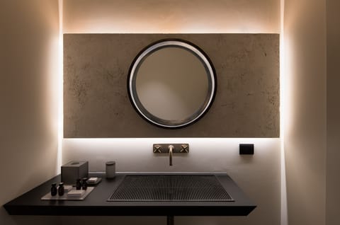 Luxury Studio Suite | Bathroom | Hair dryer, slippers, bidet, towels