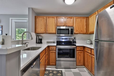 Condo, 1 Bedroom | Private kitchen | Fridge, oven, coffee/tea maker, toaster