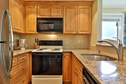 Condo, 3 Bedrooms | Private kitchen | Fridge, oven, coffee/tea maker, toaster